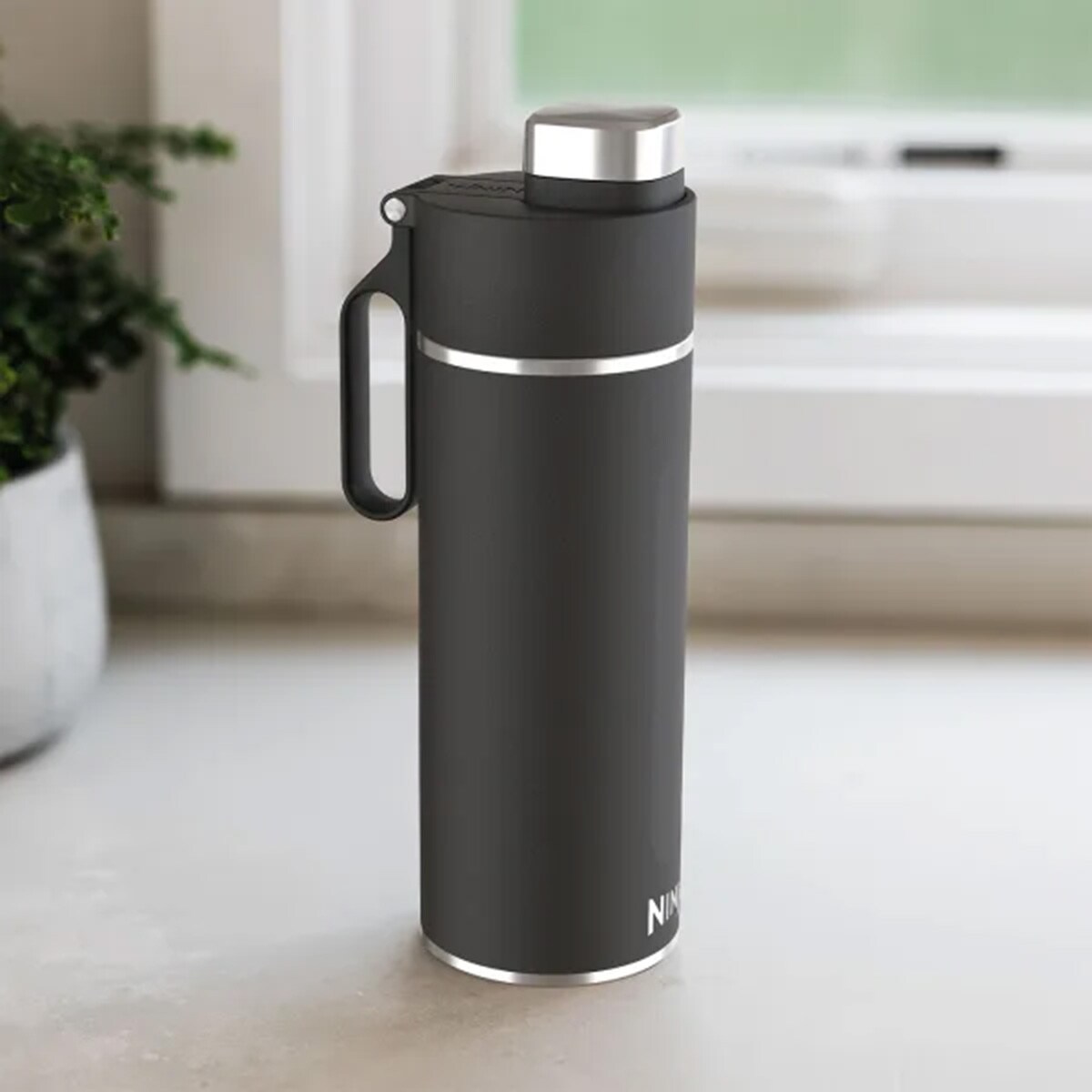 Ninja Thirsti 700 ml weiß Trinkflasche
