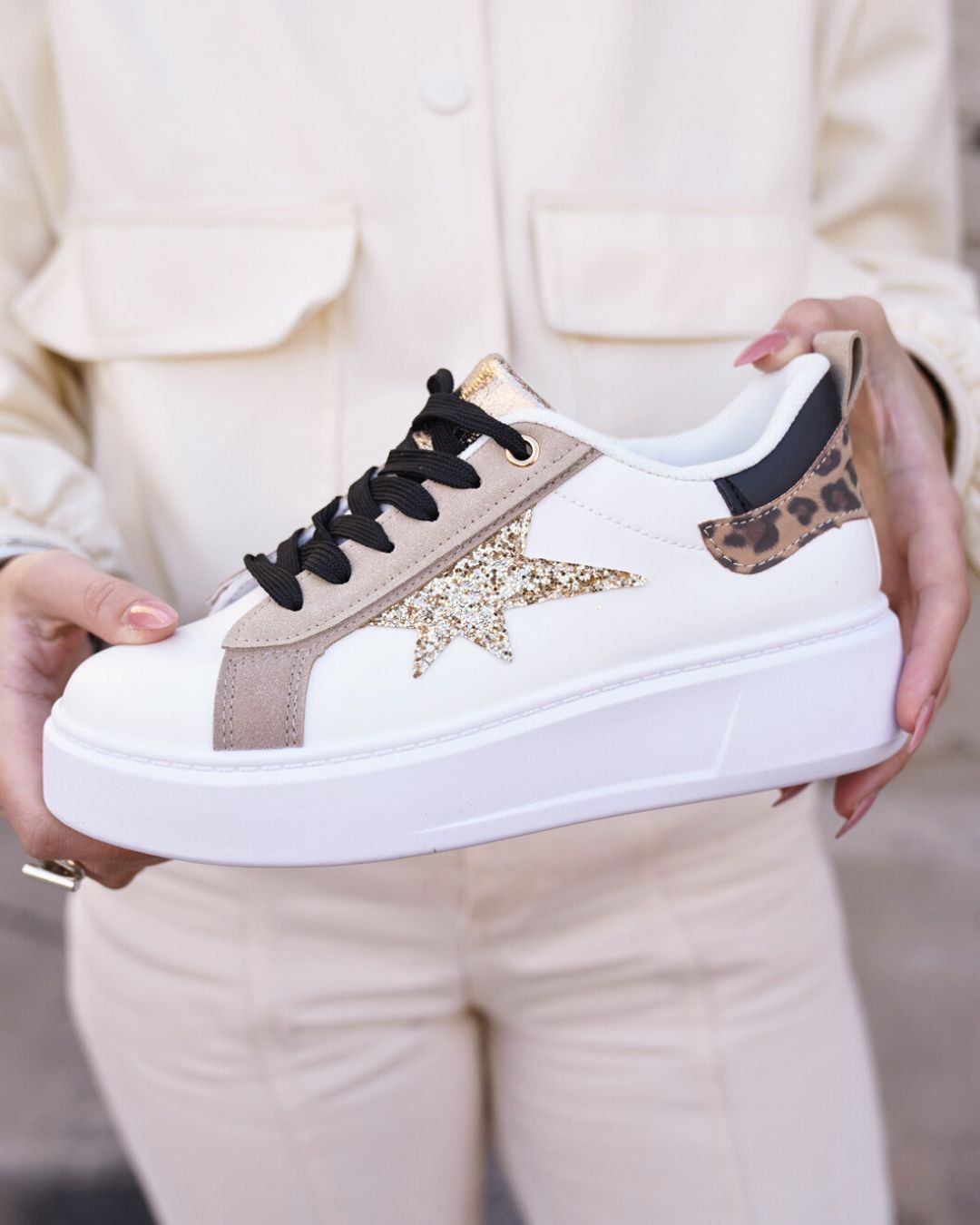 Basket femme blanche noire à lacets étoile - Ombeline