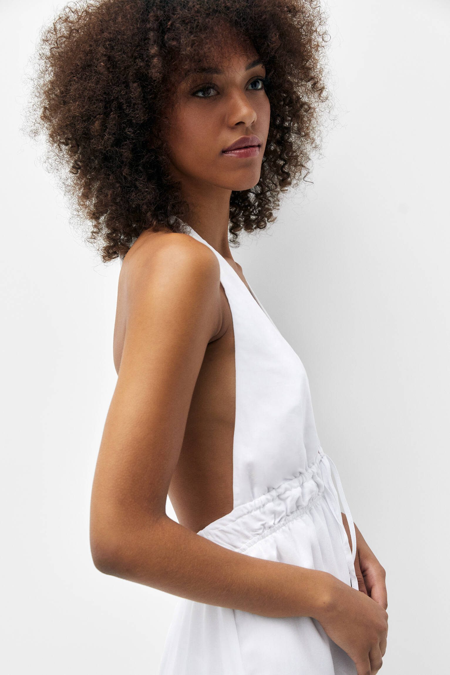 VESTIDO LISTRADO COM DECOTE HALTER - BRANCO