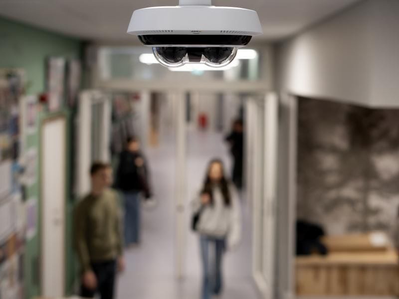 Axis Netzwerkkamera P4708-PLVE KI-gestützte 2x8 MP Dual-Sensor-Kamera mit 30 Bildern pro Sekunde
