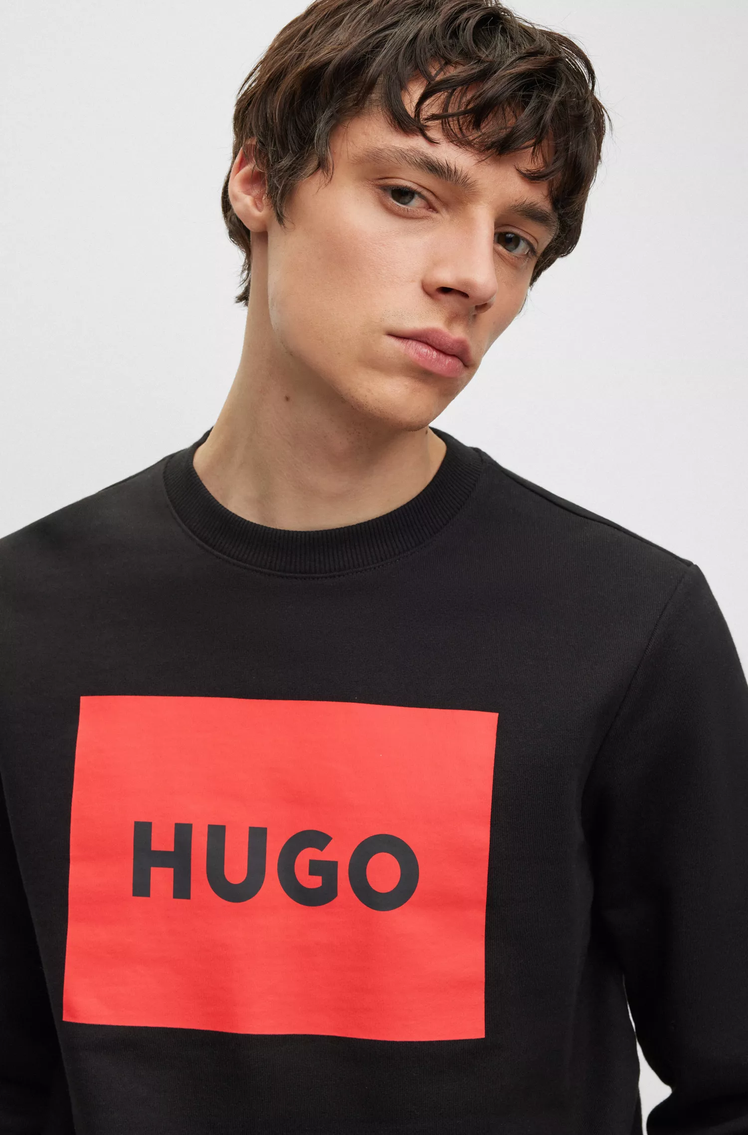 Moletom HUGO vermelho em algodão felpudo com detalhe do logotipo