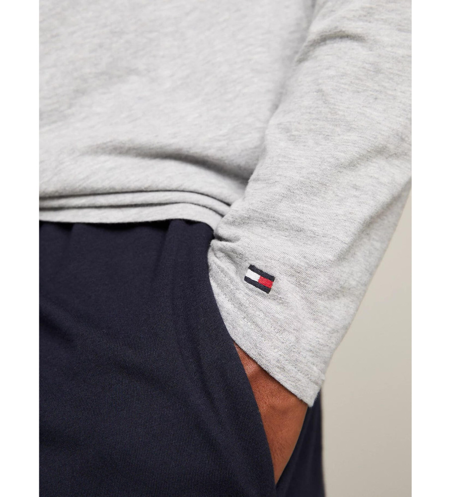 Conjunto de 3 camisetas de manga comprida Tommy Hilfiger nas cores cinza, branca e preta.