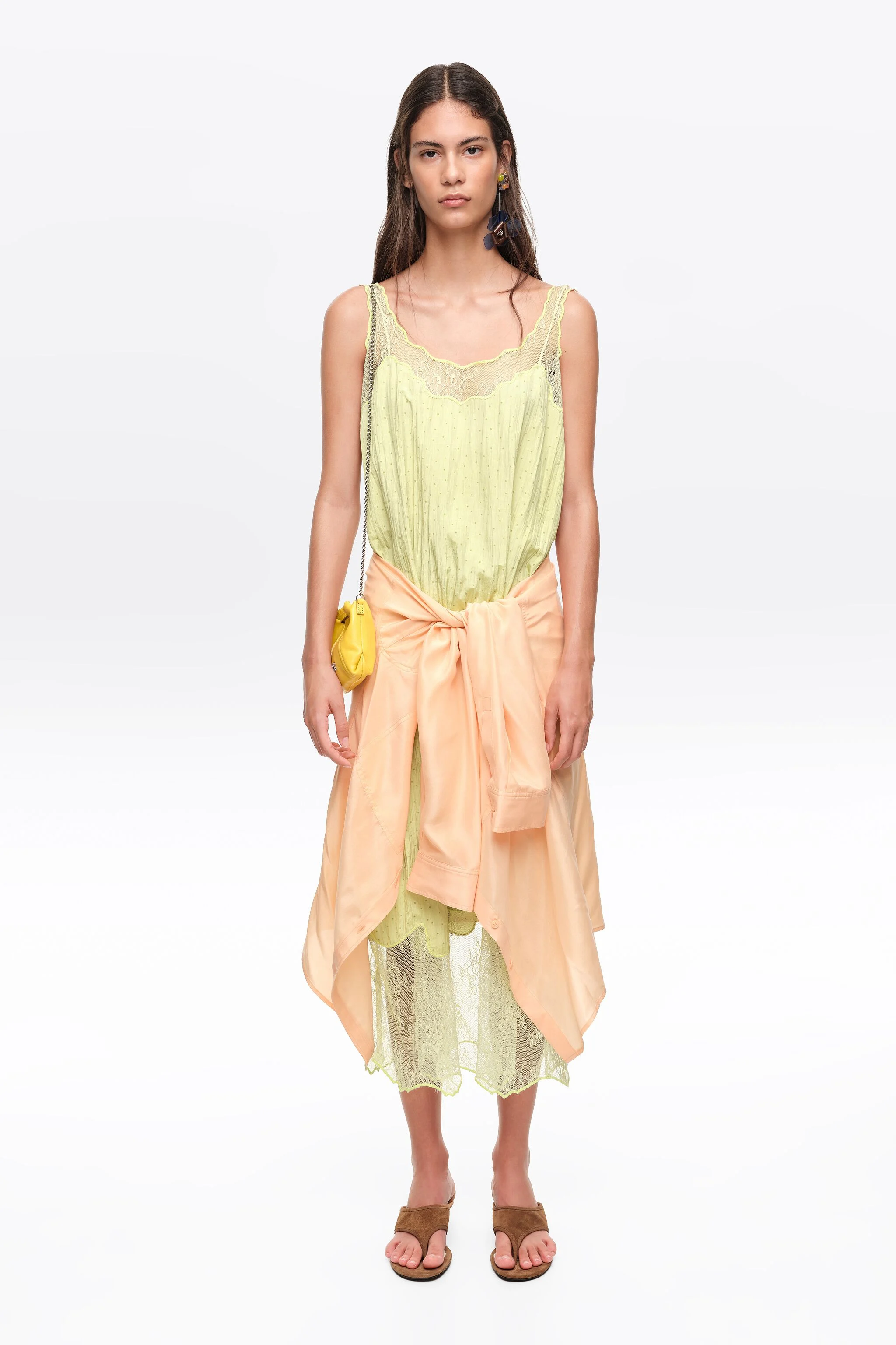 Vestido curto verde-oliva com alças de renda e bolinhas