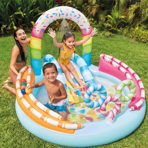 Piscina inflável Intex Candy com difusor, escorregador e jogos de bola.