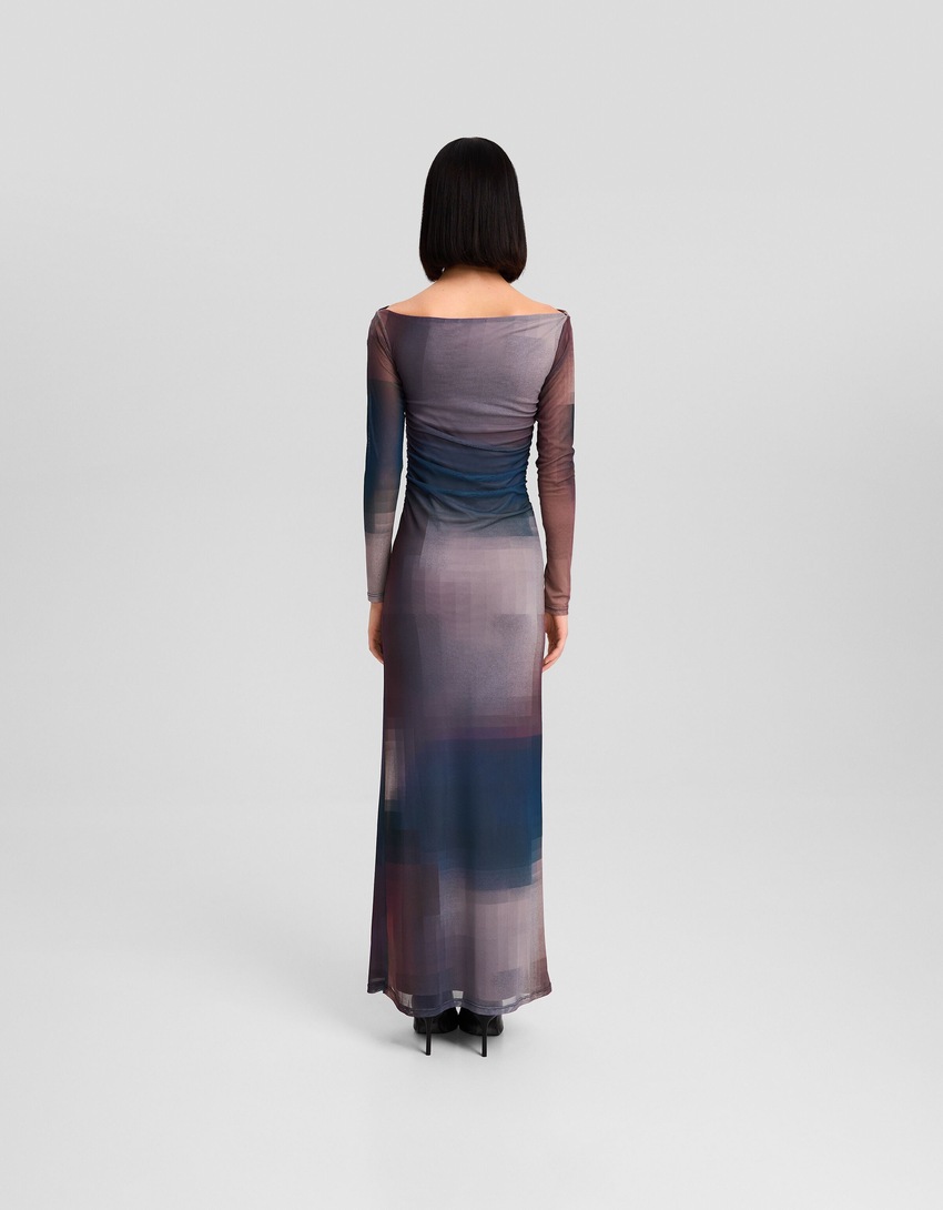 Vestido longo de tule com mangas compridas e estampa.