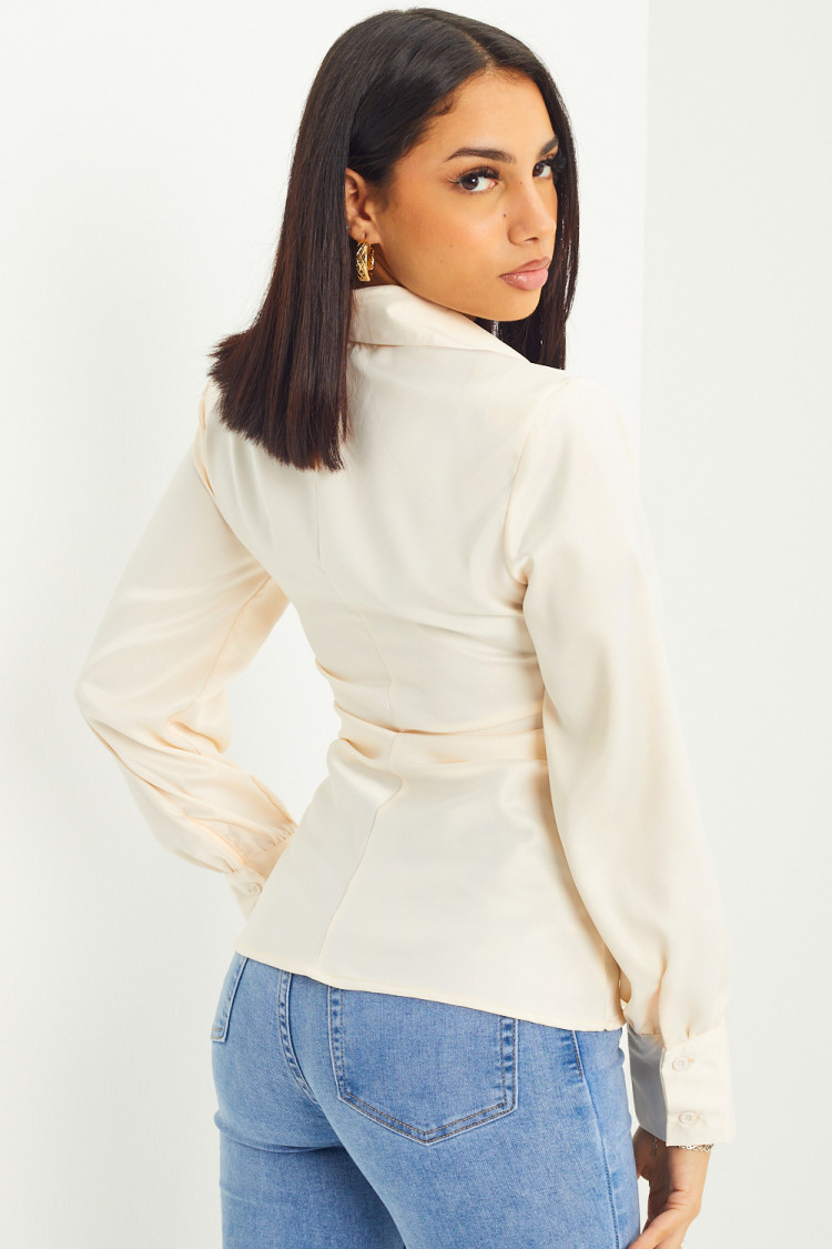 Chemise écru plissée et satinée