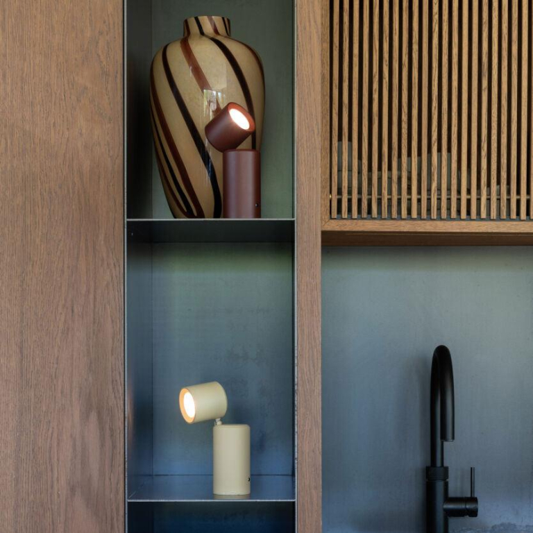 It's about Romi Milan tafel-/wandlamp beige