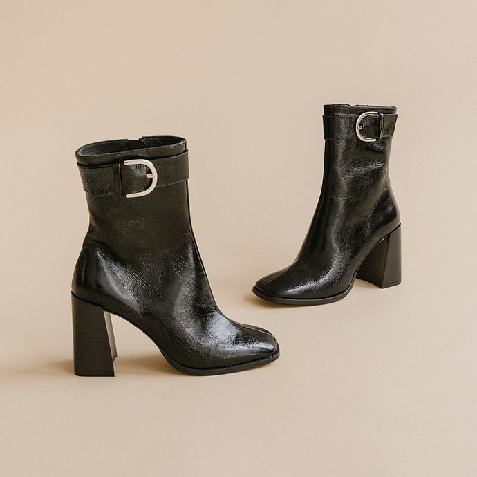 Bottines à talons et boucles  en cuir brillant noir
