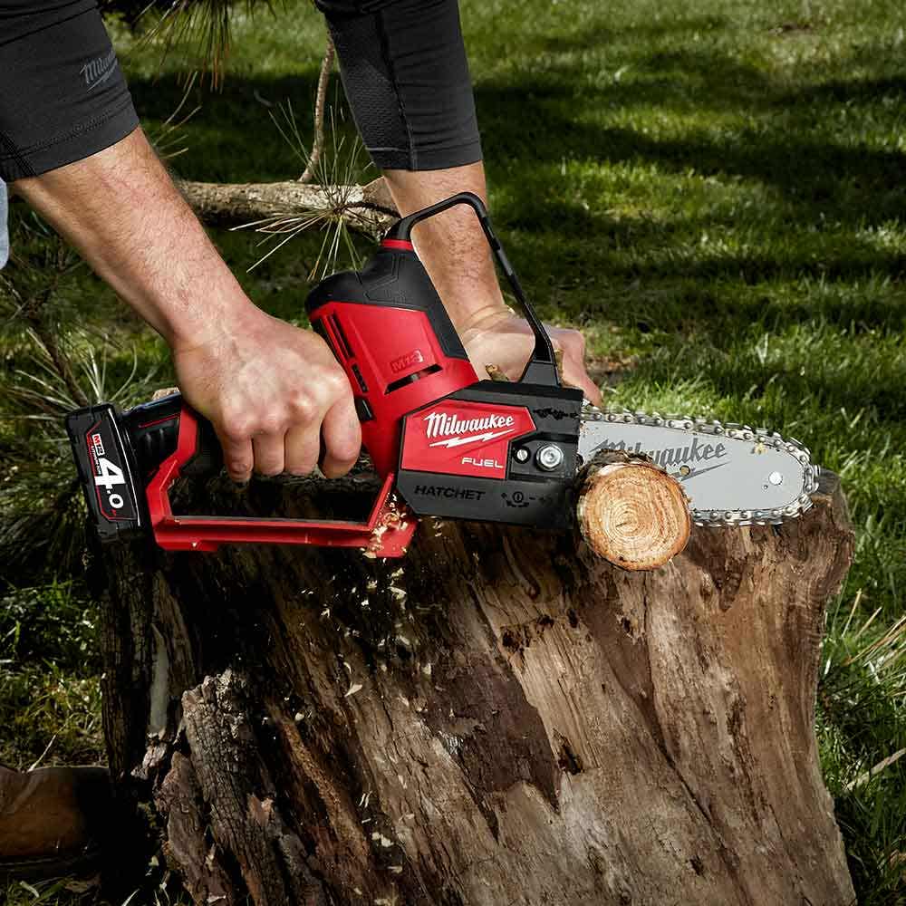 Serra de poda MILWAUKEE 12V FUEL™ HATCHET™ de 6 polegadas Skin M12FHS-0