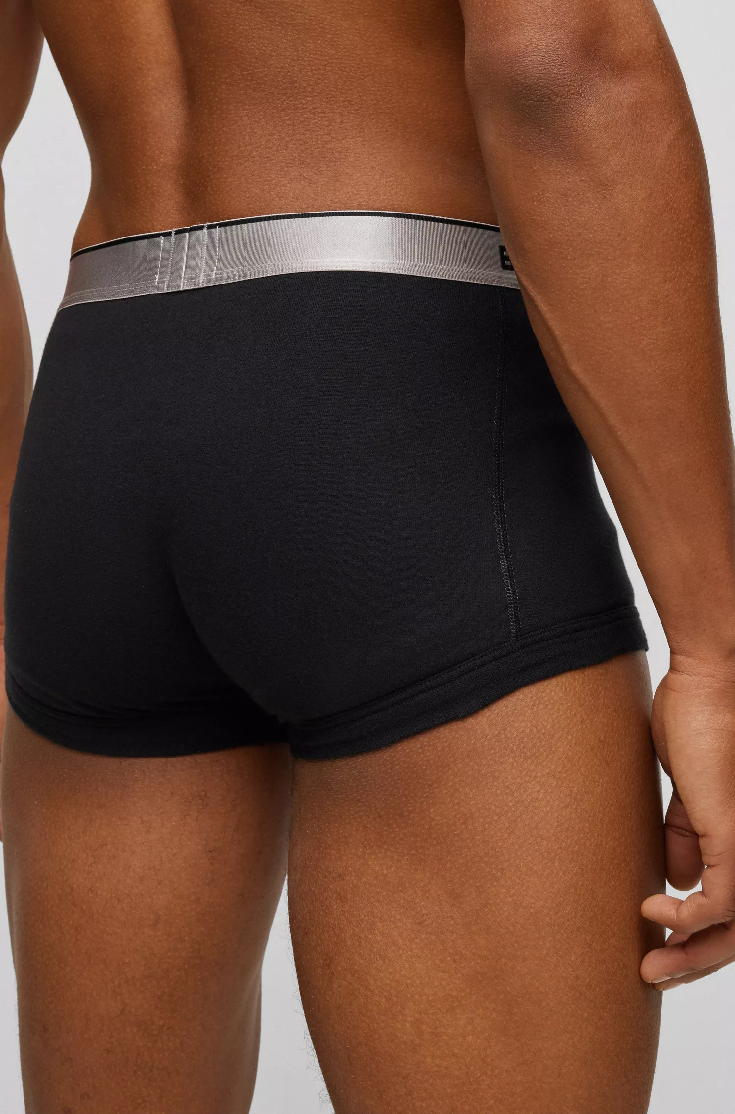 Cuecas boxer BOSS pretas, pacote com duas unidades, feitas de algodão e com cós metálico com a marca.