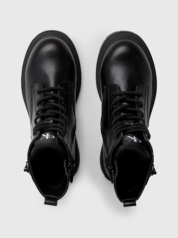Botas infantis com cadarço