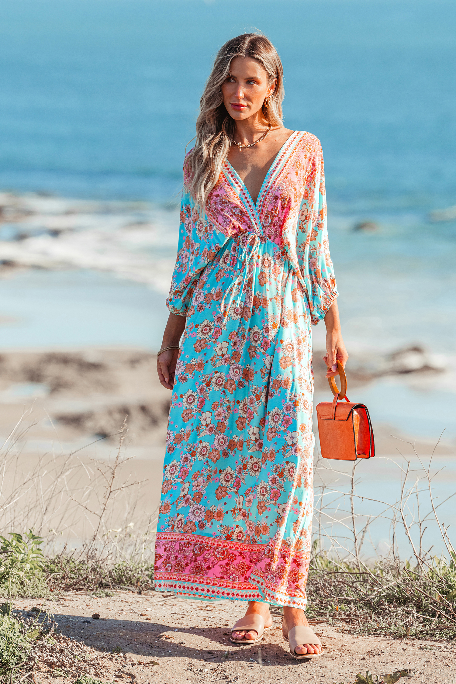 Robe maxi avec col plongeant et manches bouffantes bleu et rose