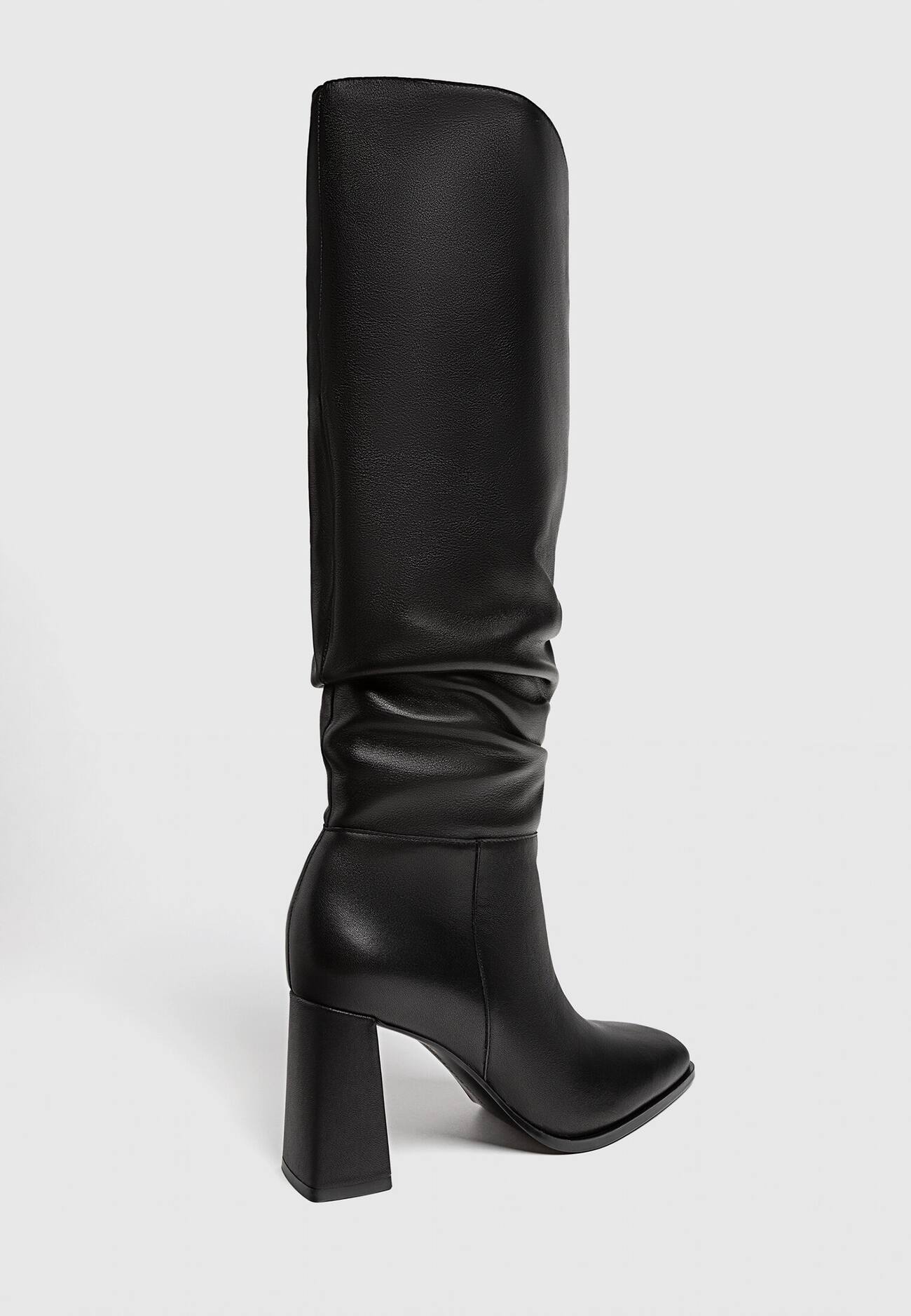 Botas de couro folgadas com salto alto