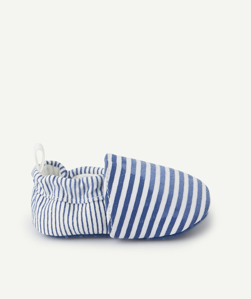 LES CHAUSSONS AUX RAYURES BLEUES ET BLANCHES