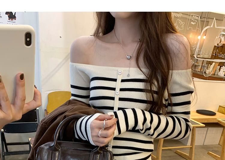 Dragan Pulse - Gestreepte top met lange mouwen en knoopjes, off-shoulder, geribbeld breisel