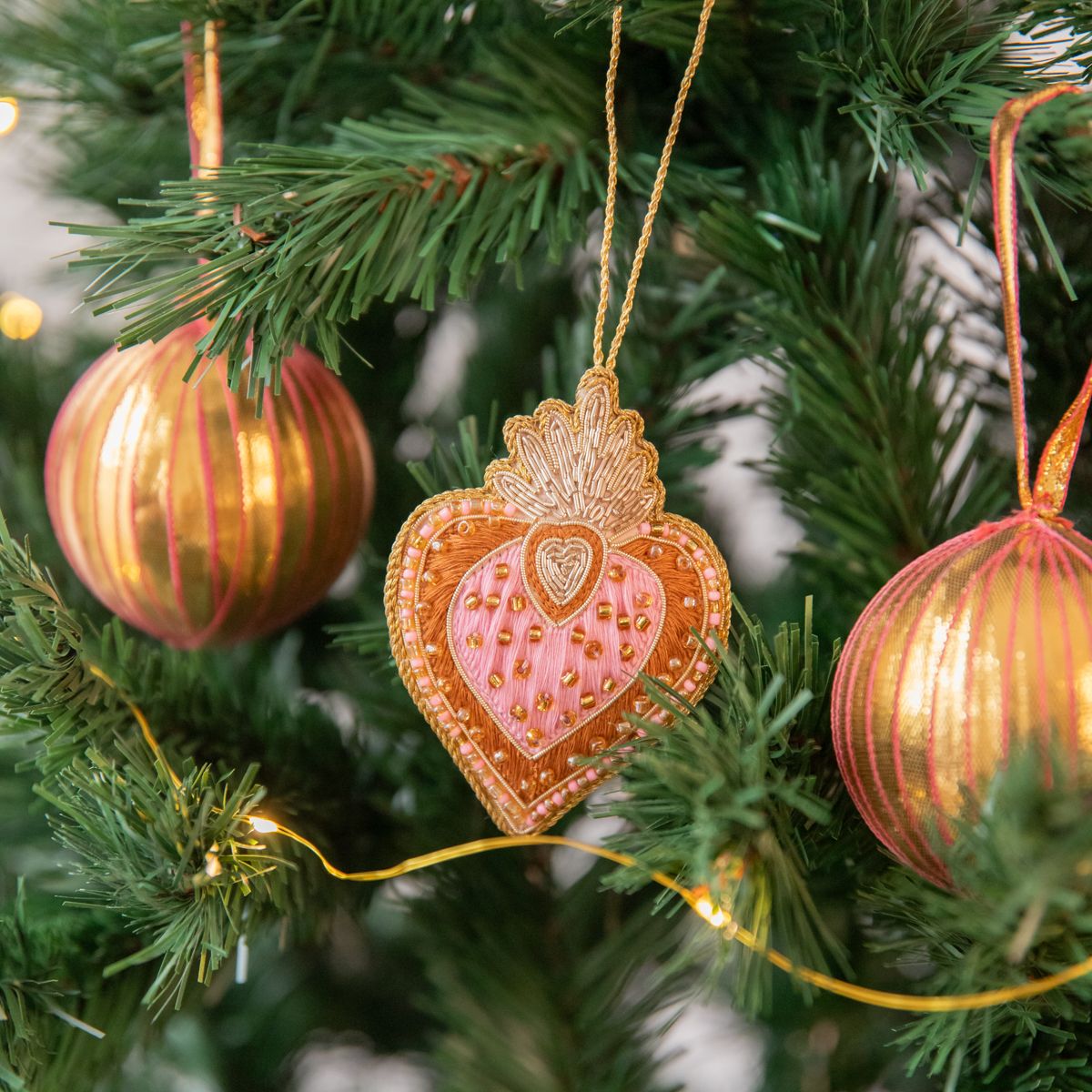 Suspension de Noël broderie cœur ex-voto rose Pondie Chérie