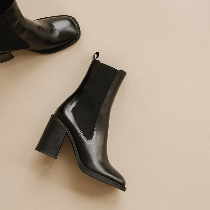 Bottines à talons et bouts carrés  en cuir noir
