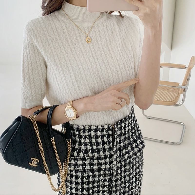 Aurora - Set: Korte mouwen, mockneck, effen kabelgebreide top + hoge taille pied-de-poule tweed midi-kokerrok