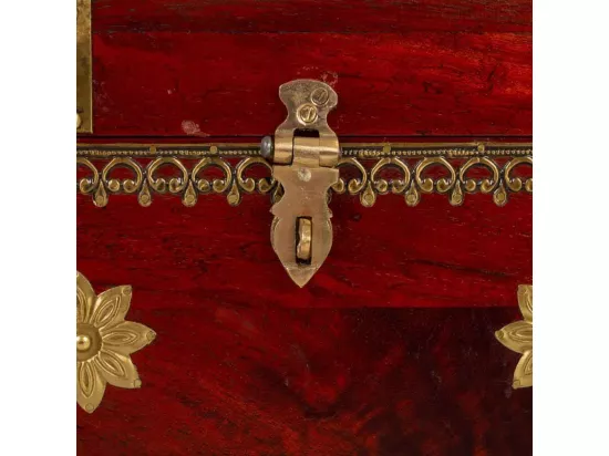 Coffre en bois rouge 50x30x25h