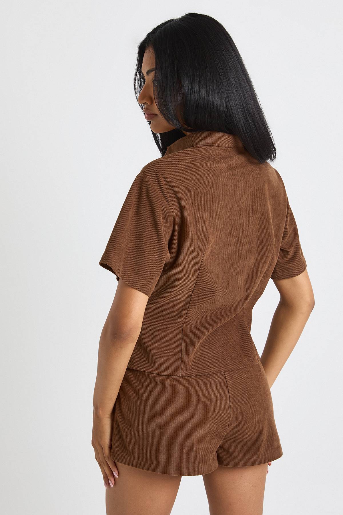 boohoo Chemise Ajustée En Velours Côtelé À Manches Courtes