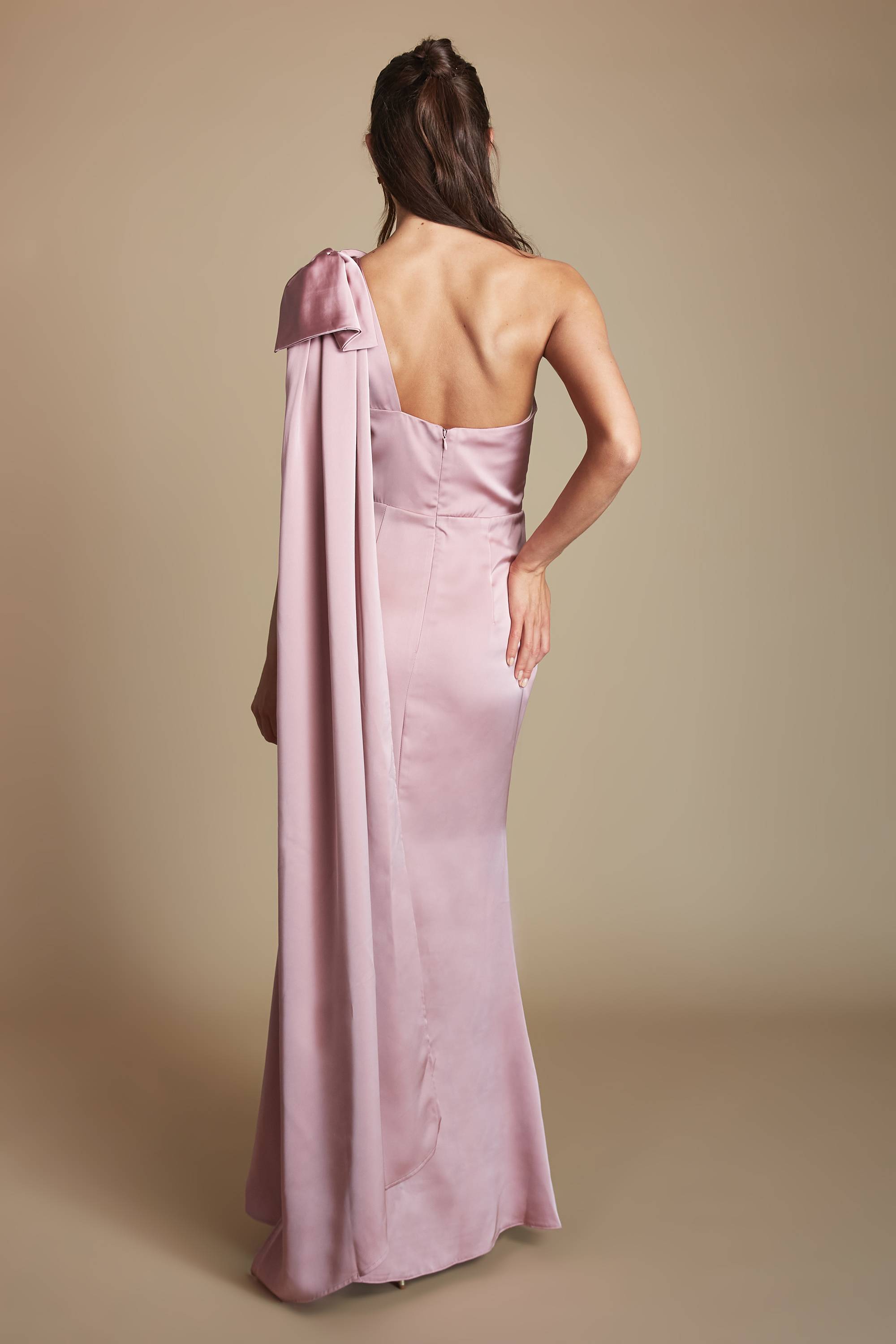 Coast Robe de Demoiselle d'Honneur en Satin à Une Épaule avec Détail Nœud et Drapé