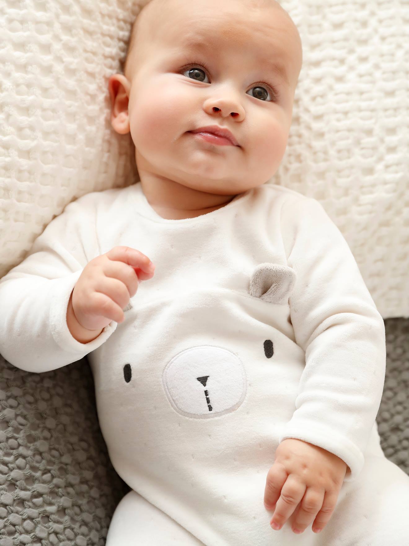 Macacão de bebê em veludo cru 