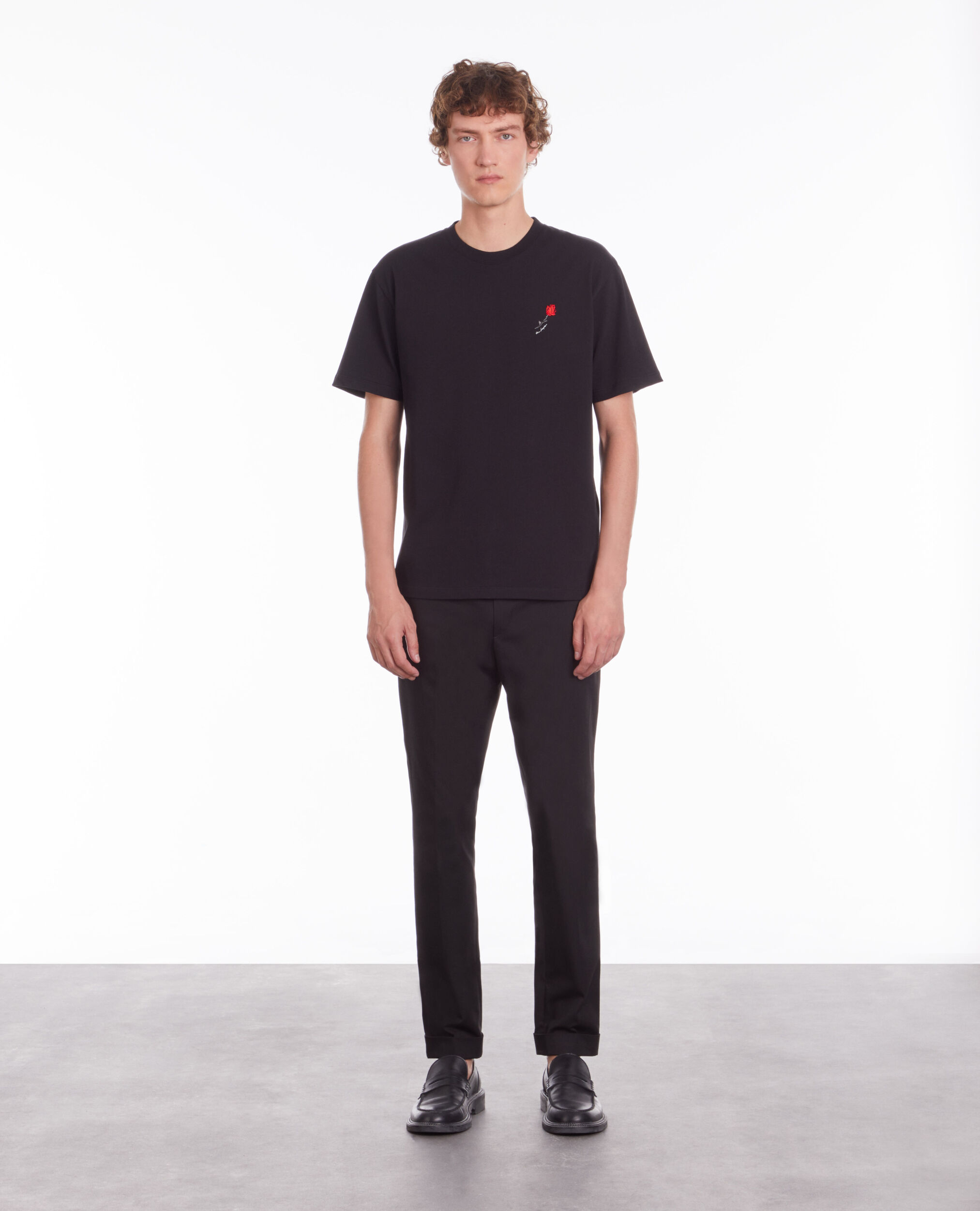 T-shirt noir avec broderie fleur
