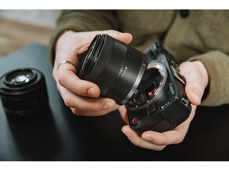Canon Fotokamera EOS R50V RF-S 14-30mm IS STM Creator Kit Videoorientierte Systemkamera mit Objektiv und Stativ