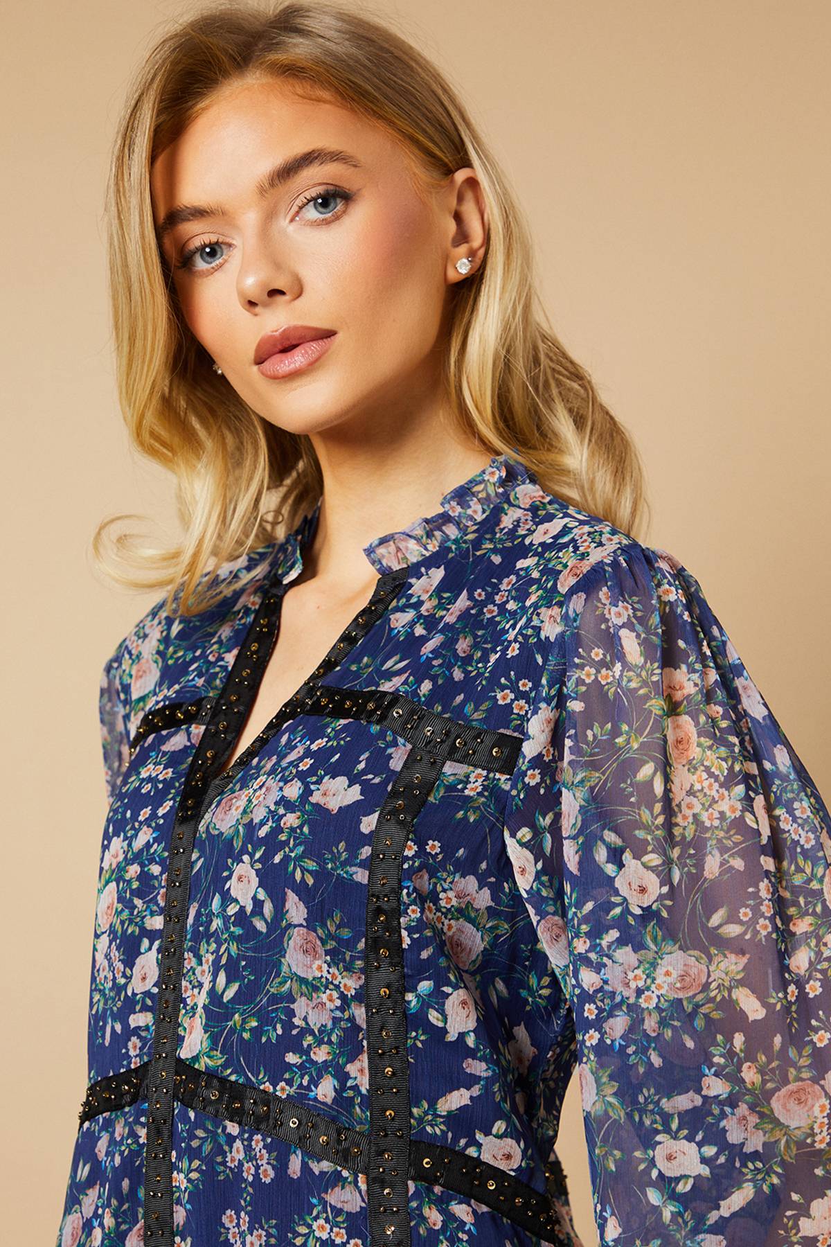 Oasis Robe Mini en Mousseline Florale avec Finitions Brodées à la Main