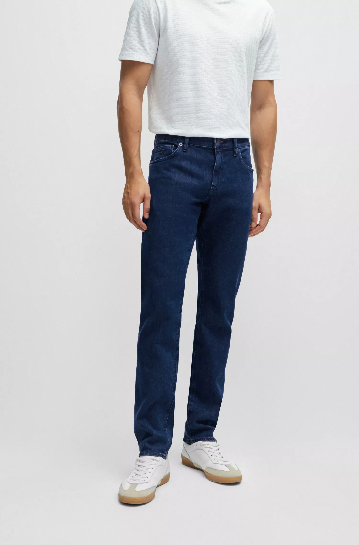 Calça jeans BOSS preta, corte regular, em denim azul confortável e elástico.