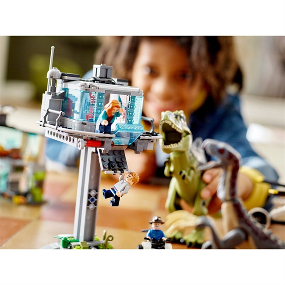 Køb LEGO® Jurassic World™ Giganotosaurus og Therizinosaurus Angreb