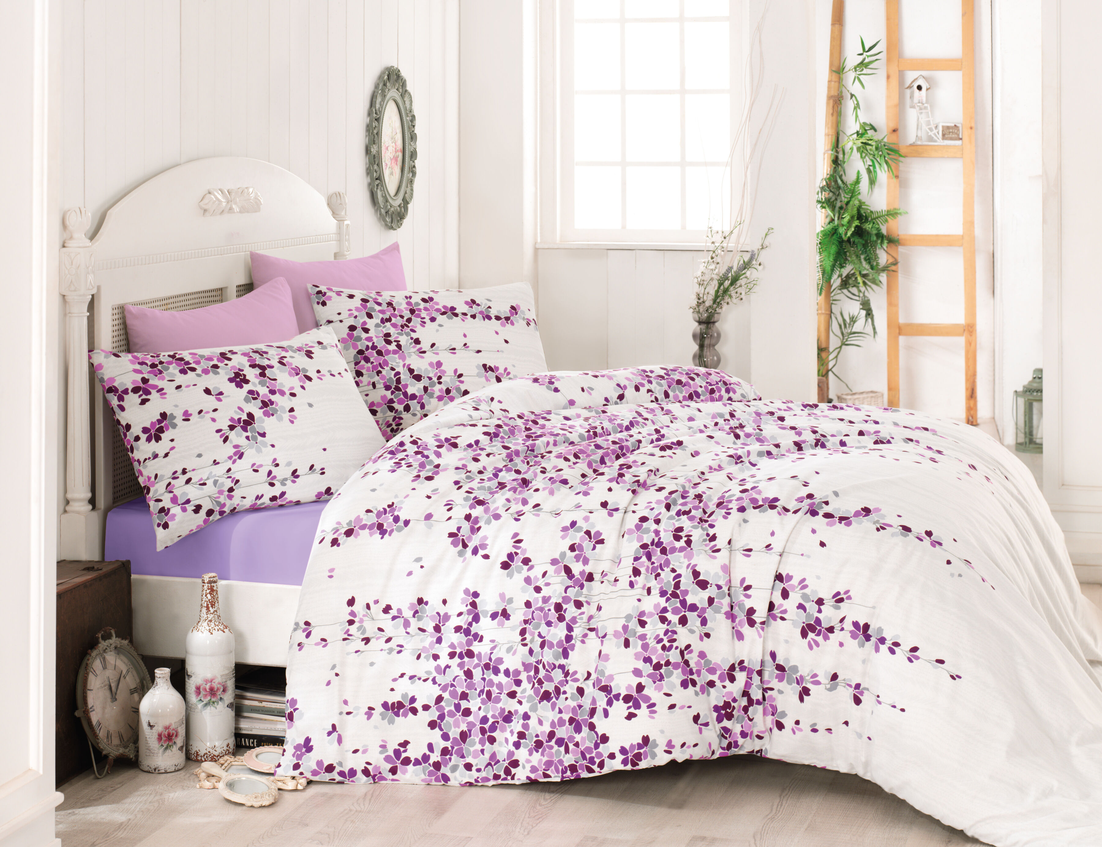 Bettwäsche in weiss mit violettem Floralmuster