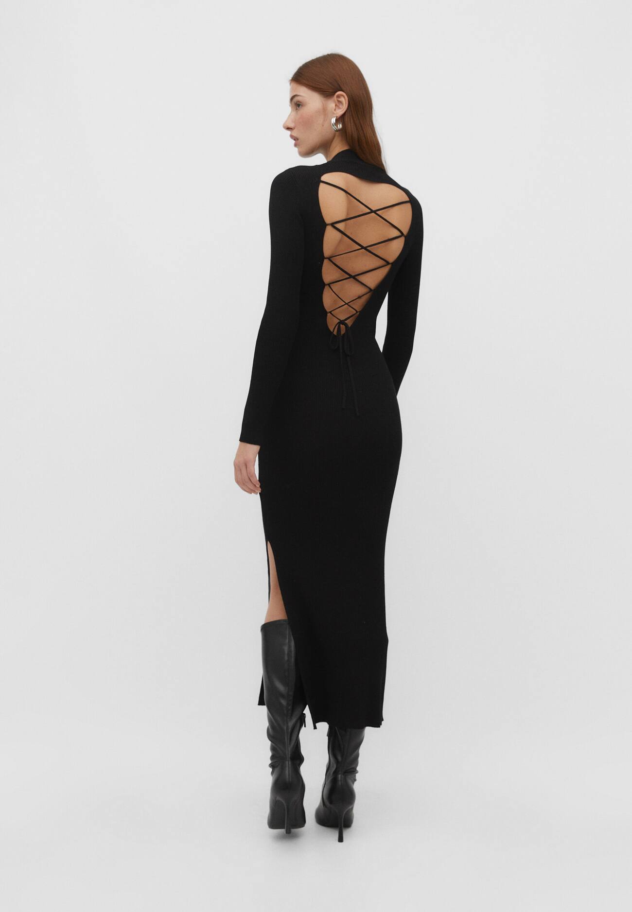 Vestido longo de tricô com laço nas costas.