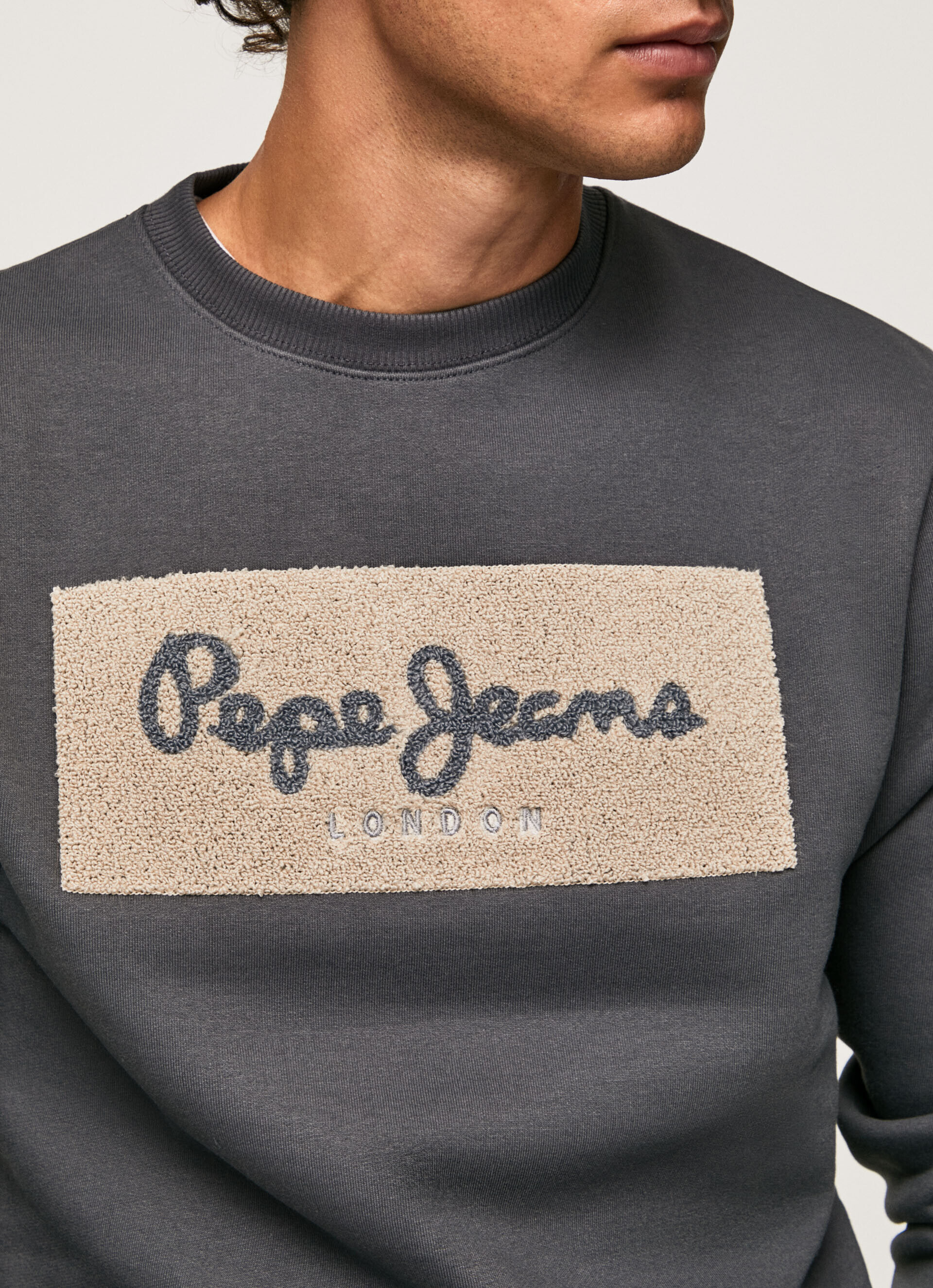 Moletom de algodão com logo bordado - preto lavado