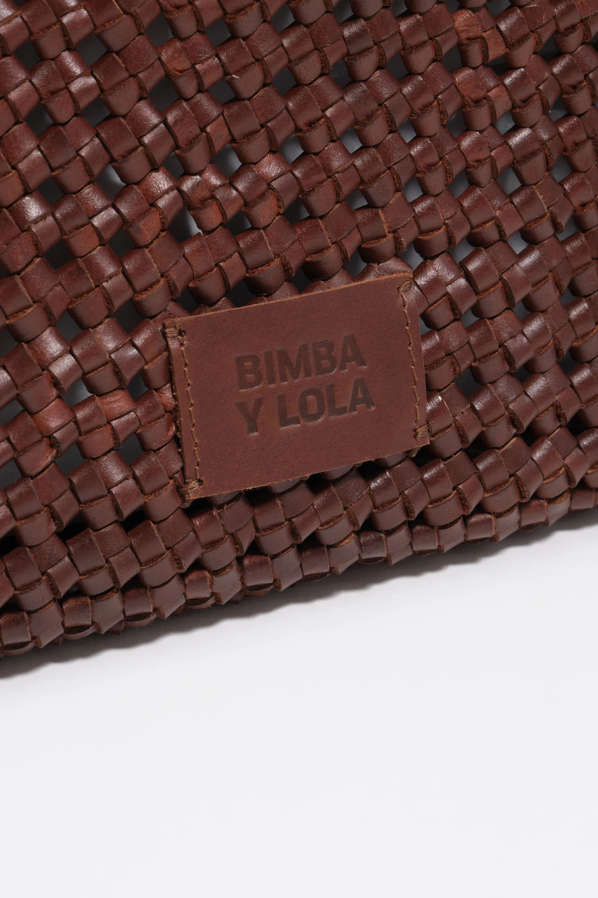 Bolsa de compras grande em couro trançado cor nogueira