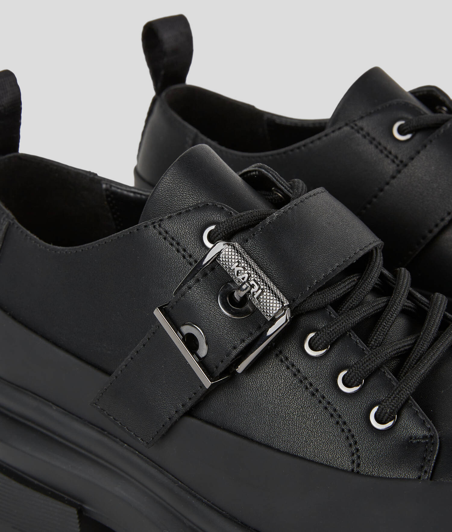 CHAUSSURES À GARNITURE AVEC BOUCLE BROOKE - Noir