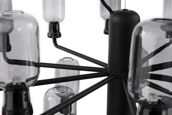 Normann Copenhagen  Amp lysekrone med 35 arme, smoke/sort - H: 62,5 cm. Ø: 85 cm.