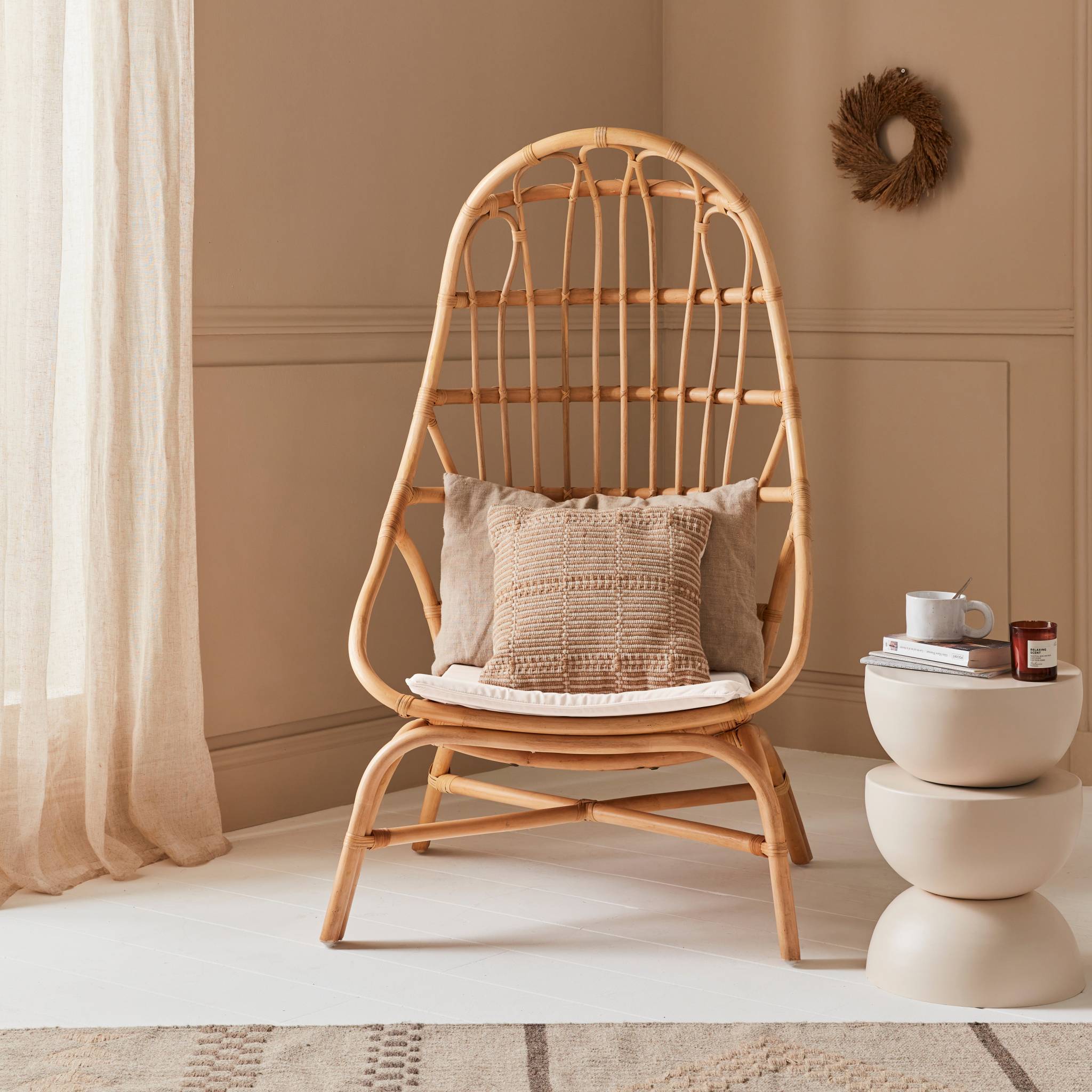 Fauteuil œuf en rotin avec coussin d'assise. Padang. L 74 x p 74 x h 140cm