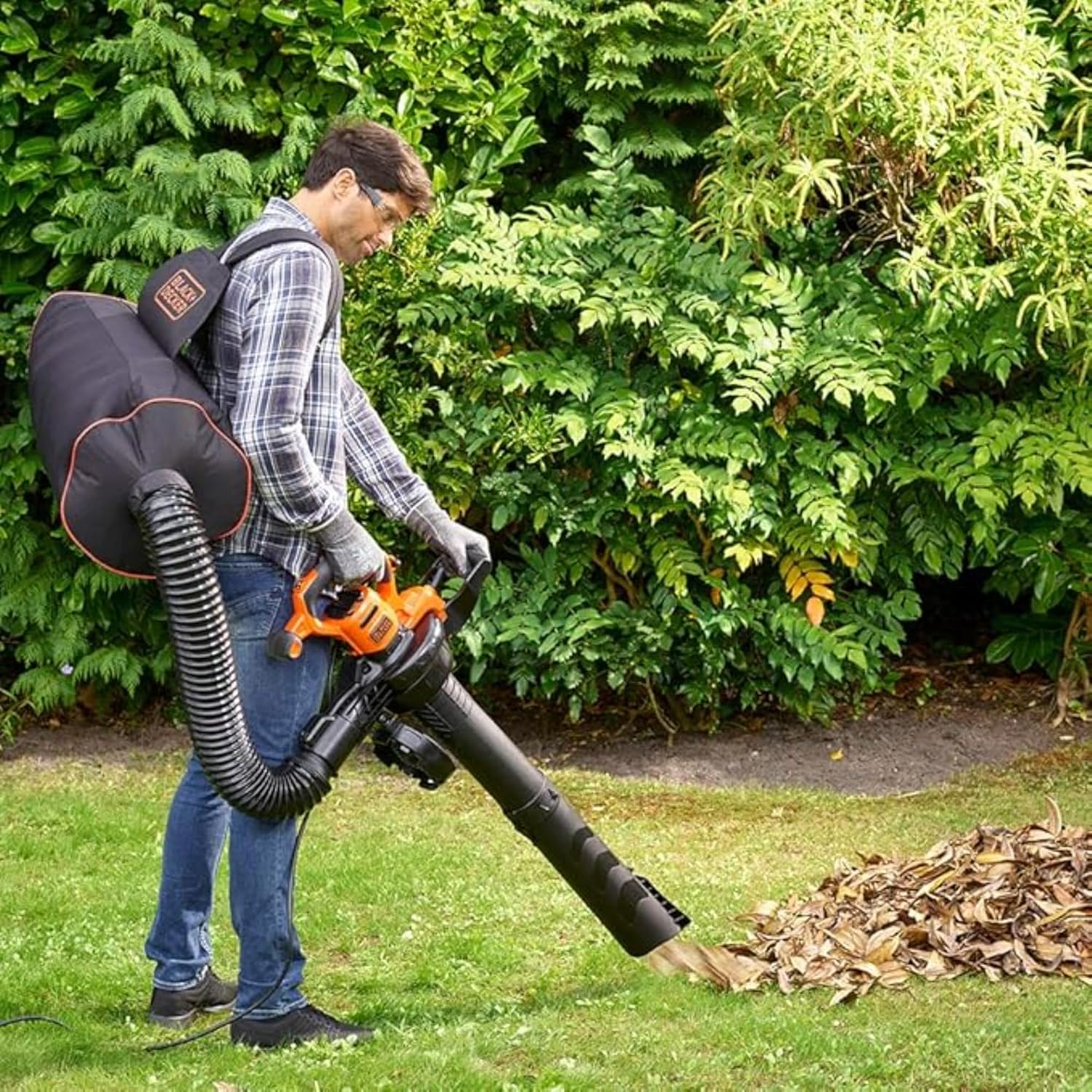 BLACK+DECKER 3-in-1 Elektro Laubsauger & Laubbläser (3.000 Watt, mit Häcksler, 72l Fangsack-Rucksack – hohe Blasgeschwindigkeit & verstellbare Saugleistung, für Terrasse, Wege, Einfahrten) BEBLV300-QS