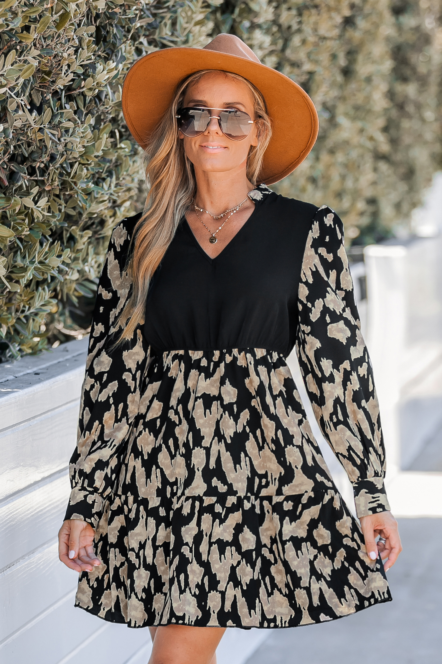 Robe à col en V et à imprimé abstrait