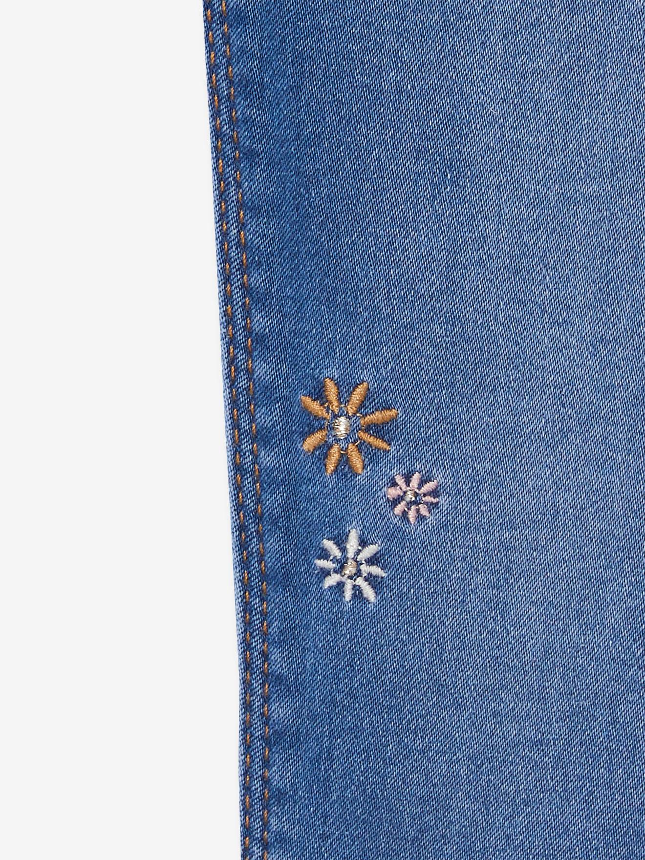 Calça legging feminina em tecido atoalhado bordado com efeito jeans, na cor cinza jeans.