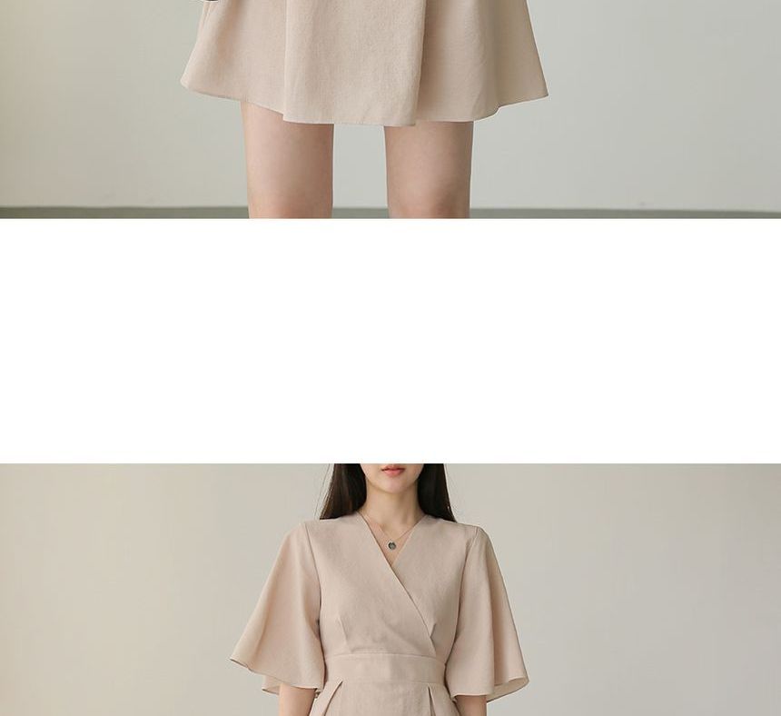 minaga - Playsuit met elleboogmouwen en V-hals
