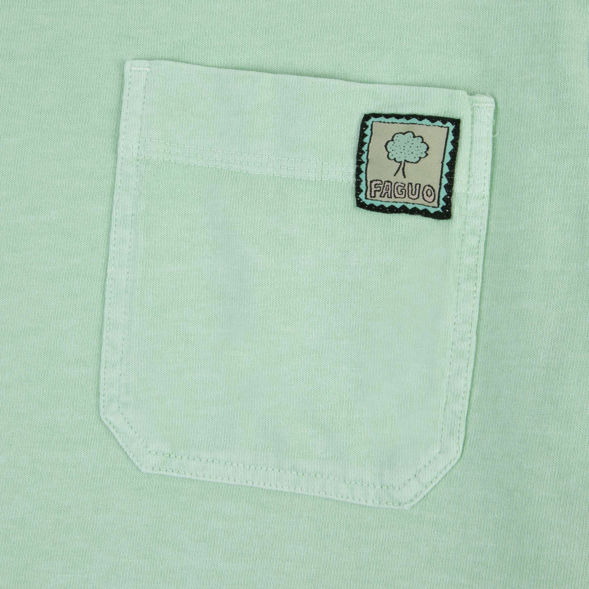 T-shirt vert jade etiquette tissée arbre rétro coton et coton recyclé - modèle migne