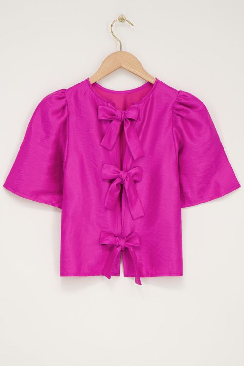 Roze top met geplooide mouwen en strikjes