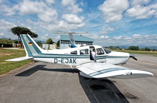 Co-Pilot bei Instrumentenanflug auf internationalen Flughafen im Raum Düsseldorf