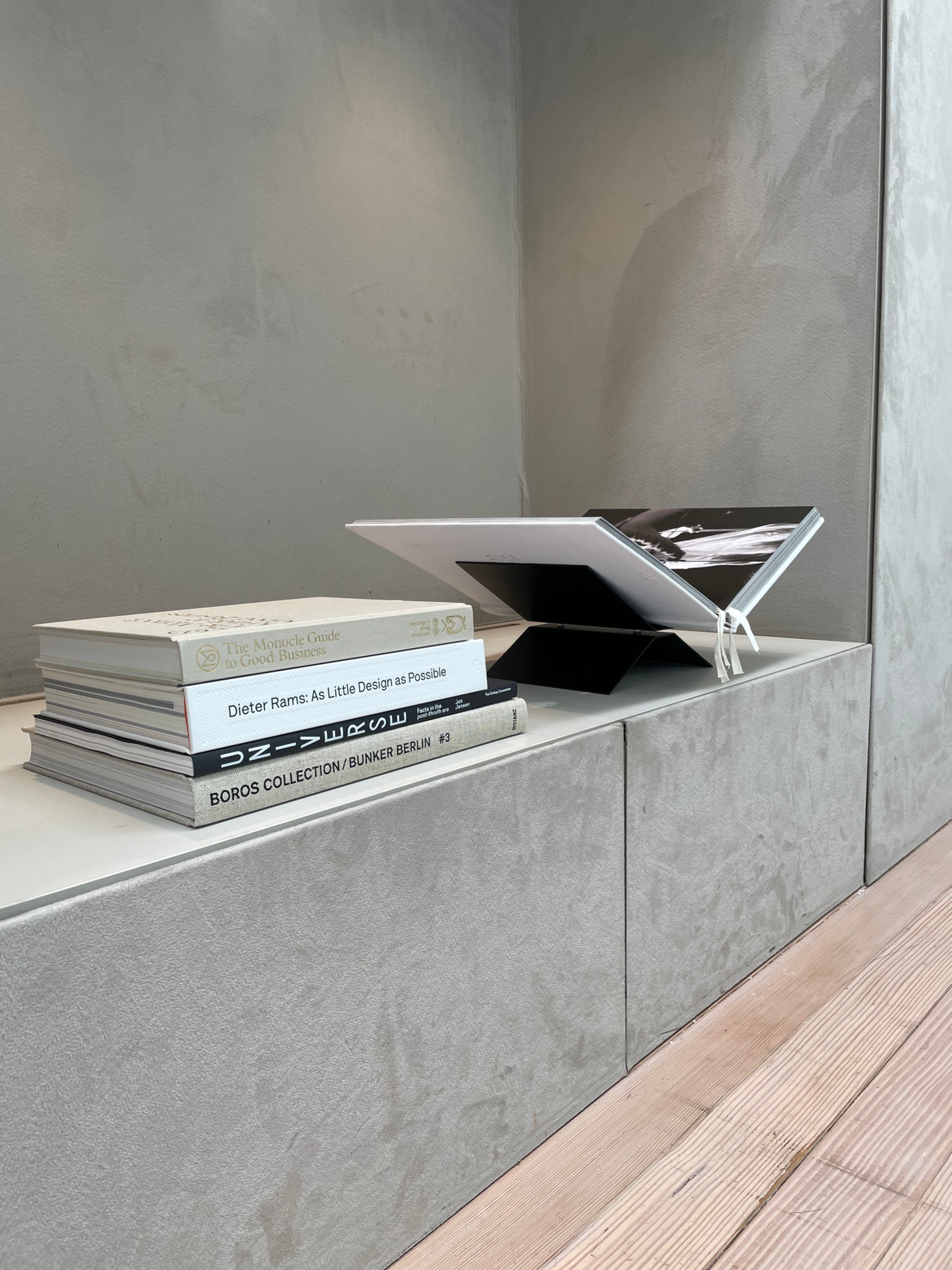 Boekenstandaard Atlas Black