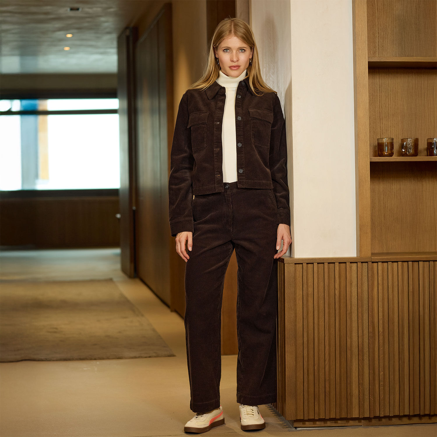 Weite Cordhose mit Gurtschlaufen