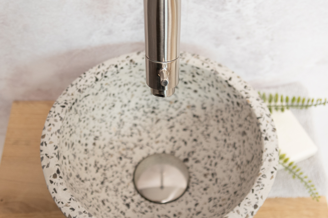 Saniclear Baru fonteinset met eiken plank, zwart-witte terrazzo waskom en RVS kraan voor in het toilet