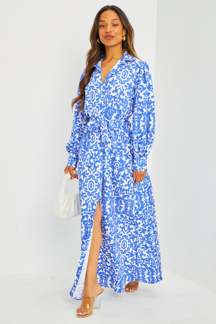 Robe bleue ceinturée à motif baroque