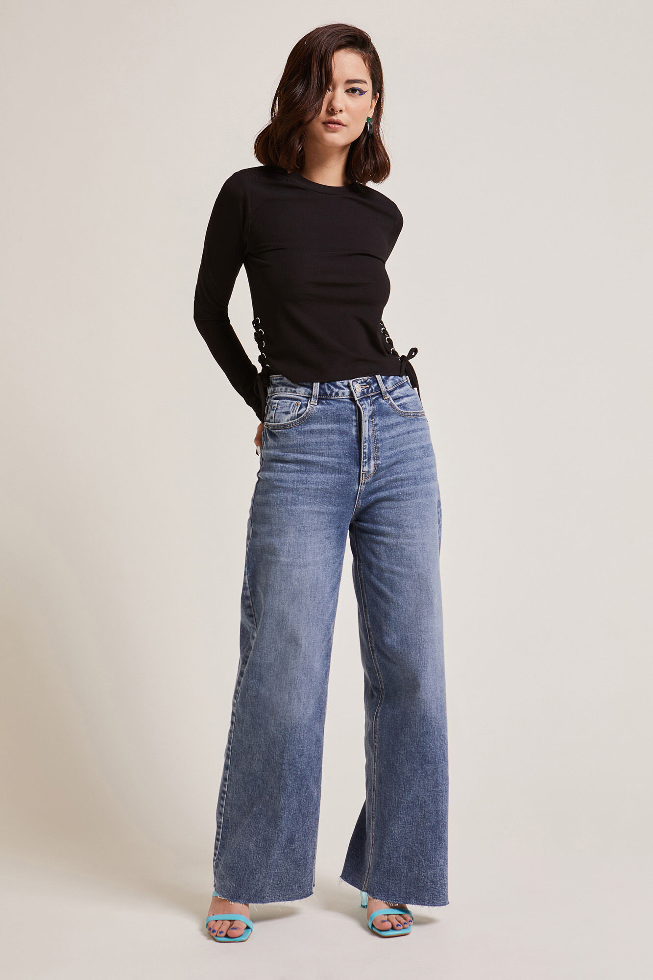 Calça jeans de perna larga com efeito desbotado